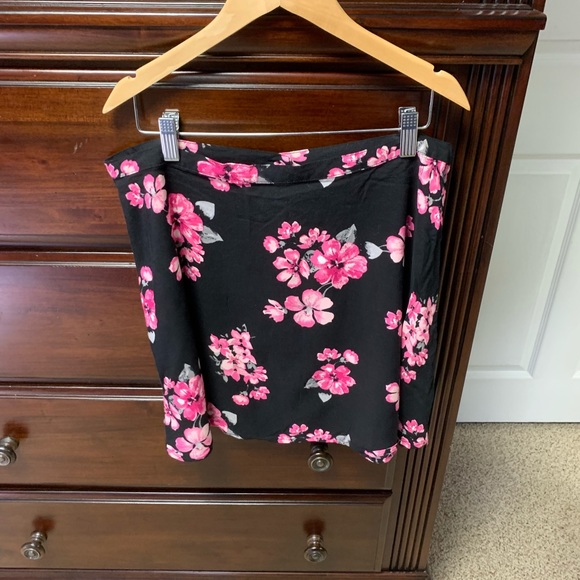 FLORAL MINI SKIRT 🌸 - Picture 3 of 4